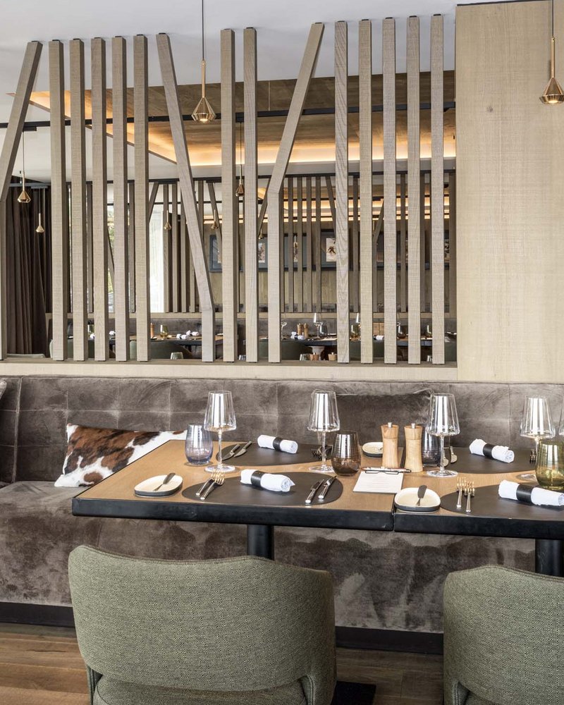 Dein Hotel im Pustertal: Olangerhof Modernes Restaurantinterieur mit gedeckten Tischen und Samtcouches