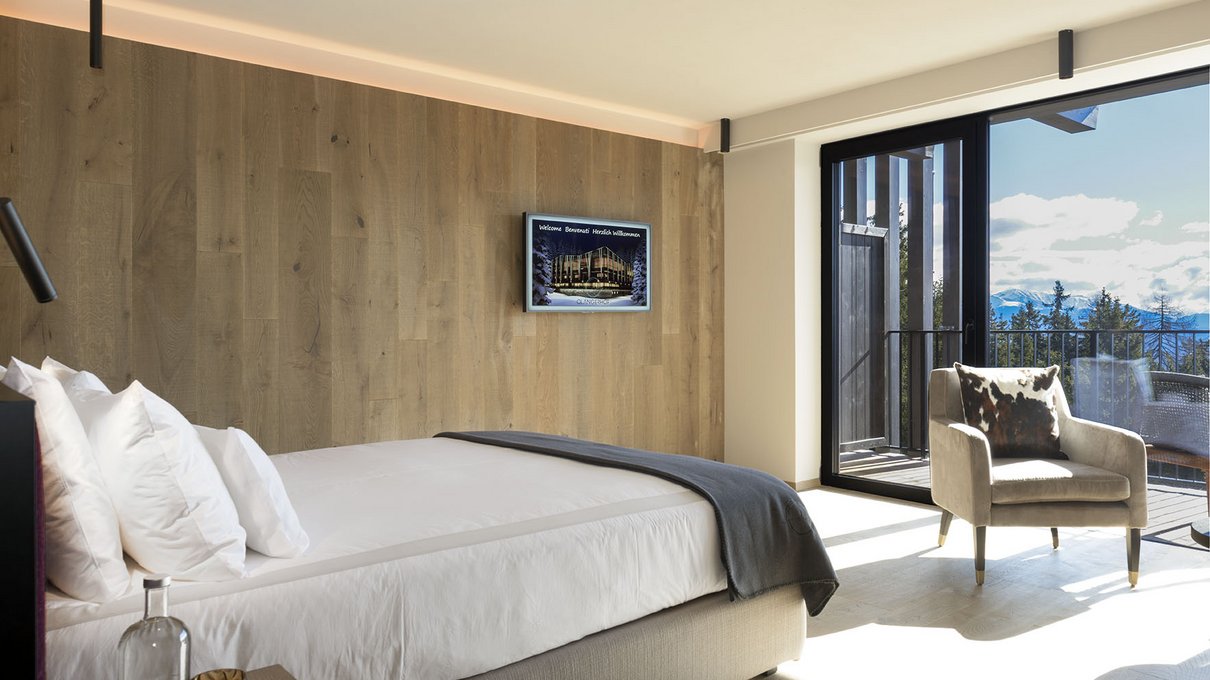 Deine Unterkunft im Pustertal: oh, wow! Modernes Schlafzimmer mit großem Bett, Sessel und Bergblick