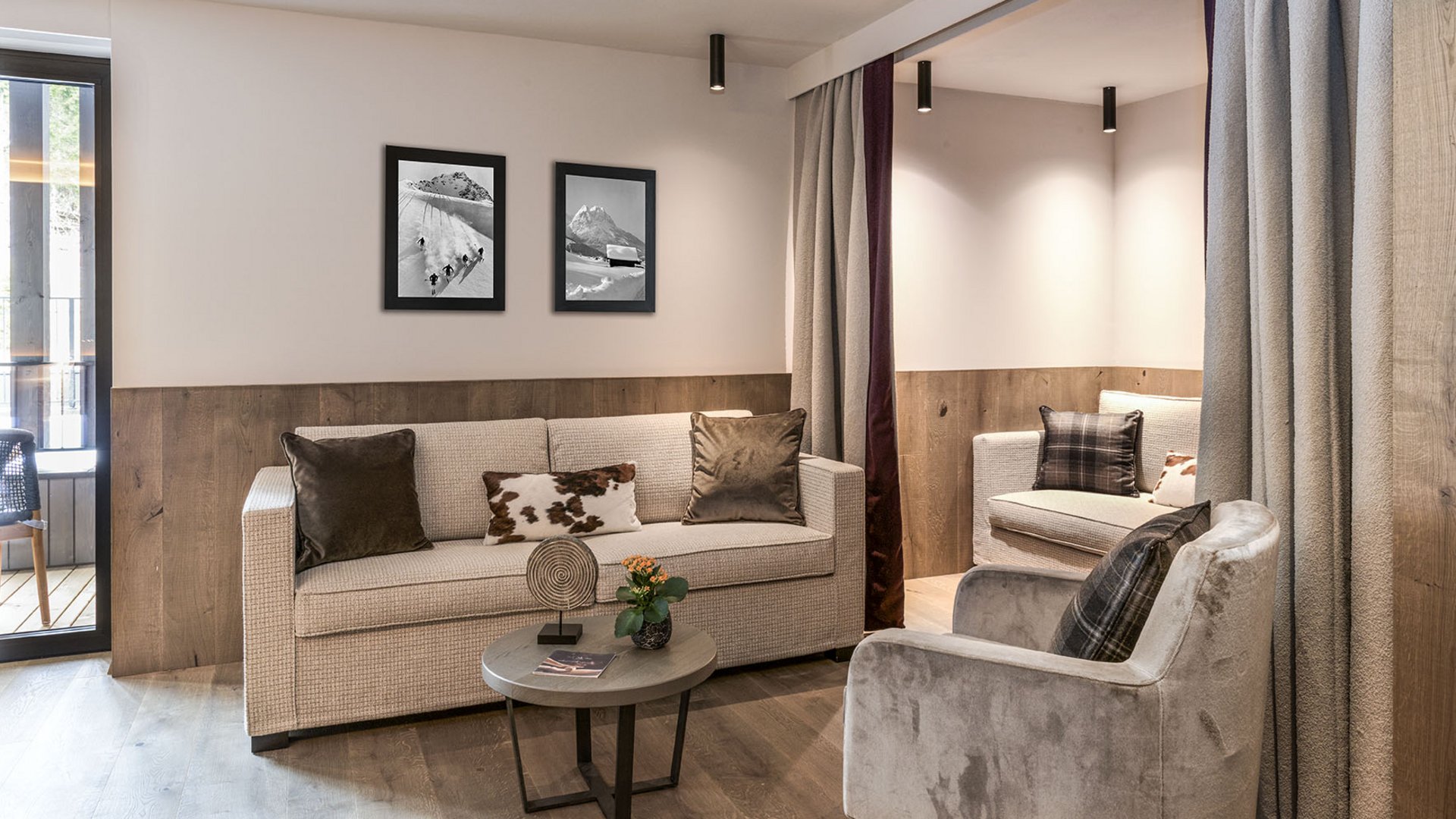 Hotels im Pustertal mit Halbpension: oh, so comfy! Modernes Wohnzimmer mit beigen Sofas, grauem Sessel und rundem Couchtisch