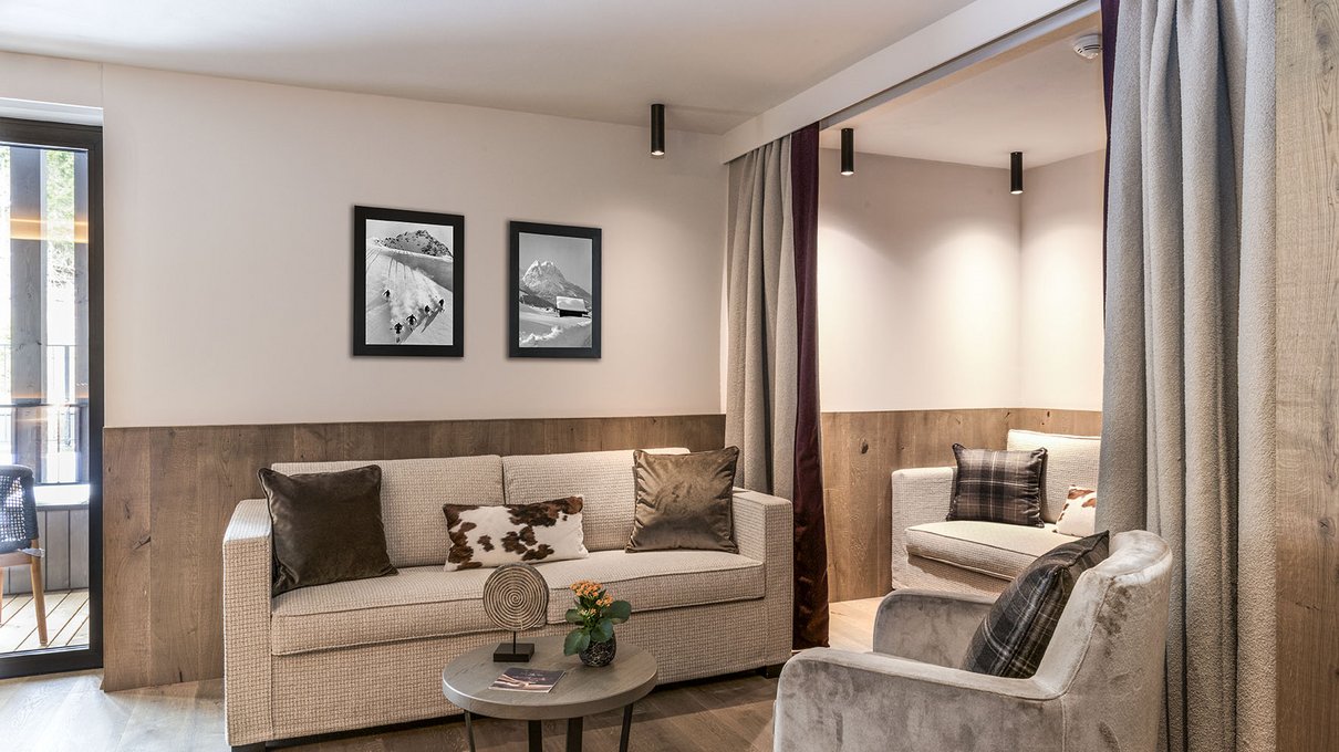 Deine Unterkunft im Pustertal: oh, wow! Modernes Wohnzimmer mit beigen Sofas, grauem Sessel und rundem Couchtisch