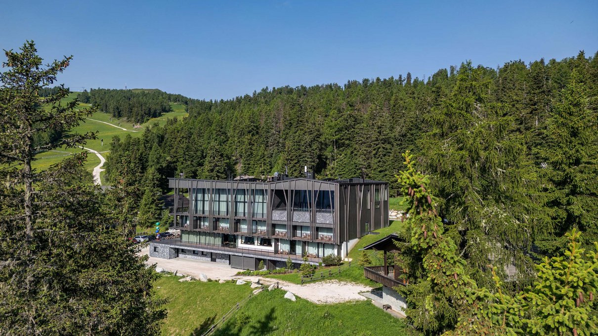 Deine Unterkunft im Pustertal: oh, wow! Modernes Hotel in grüner Natur mit Bäumen und klarem Himmel