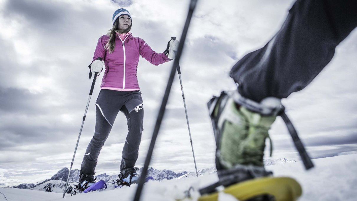 Deine Unterkunft im Pustertal: oh, wow! Frau mit Winterkleidung beim Wandern im Schnee