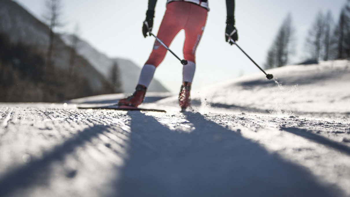 Deine Unterkunft im Pustertal: oh, wow! Langläufer in rotem Anzug auf Schnee in den Bergen
