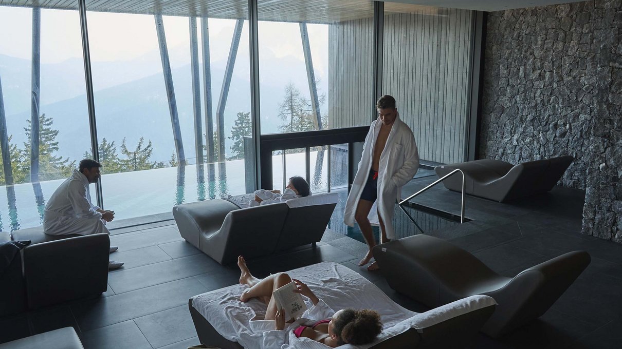 Deine Unterkunft im Pustertal: oh, wow! Personen in Bademänteln entspannen auf Liegen in einem Spa mit Bergblick