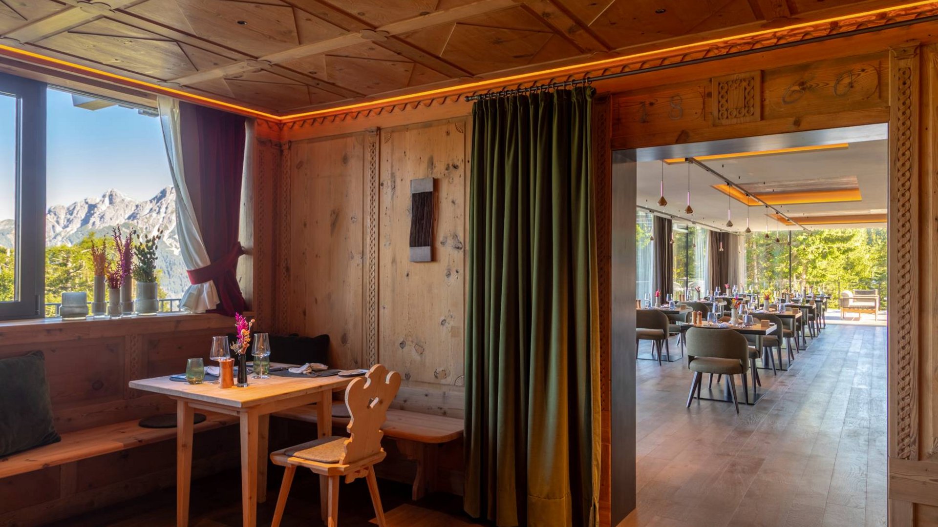 Hotel near Plan de Corones/Kronplatz: more flavour! Wooden dining room with mountain view and set table
