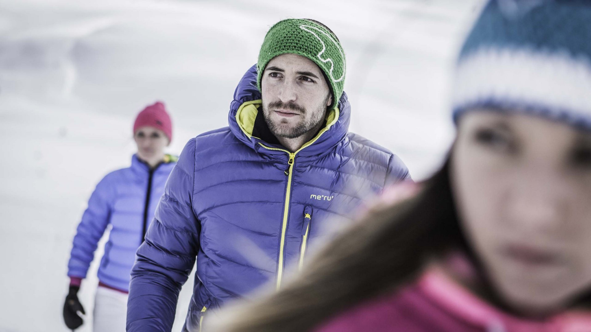 Kronplatz + Hotel an der Piste = Olangerhof Personen beim Skifahren mit Winterkleidung im Schnee