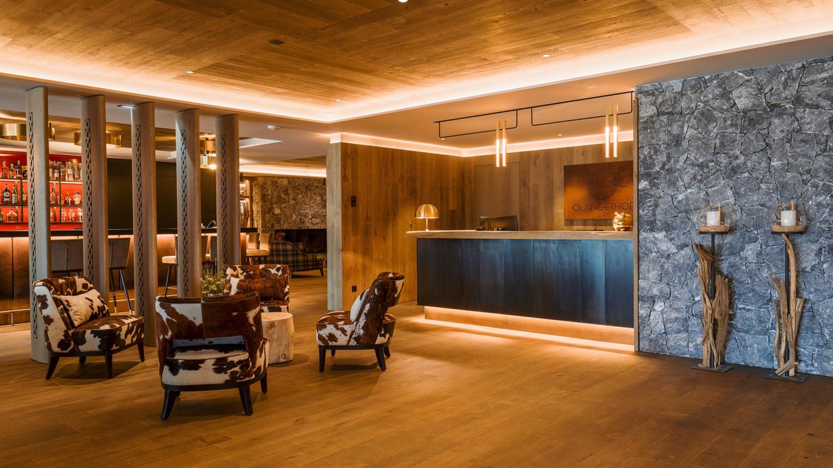 Deine Unterkunft im Pustertal: oh, wow! Elegantes Hotelinterieur mit Rezeption und Sitzbereich mit Sesseln