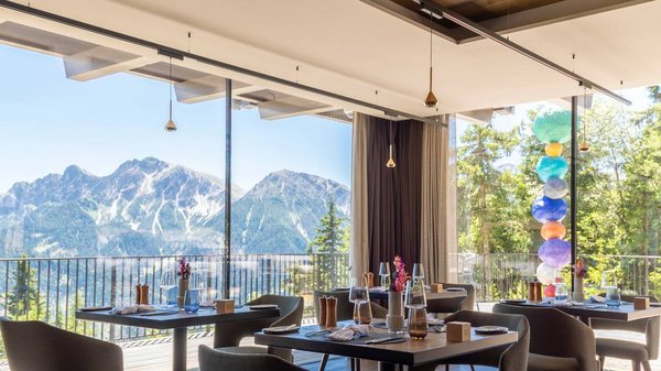 Hotels an der Piste in Südtirol mit Halbpension Moderner Speiseraum mit Bergblick durch große Fenster