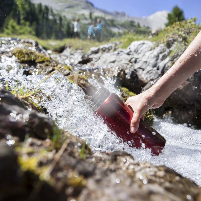 Kronplatz/Südtirol: Hotels Person füllt Trinkflasche mit Bergquellwasser