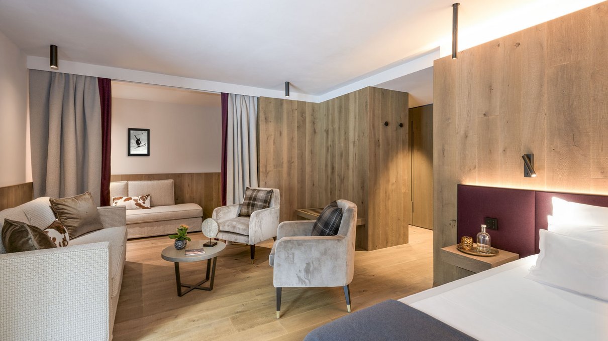 Deine Unterkunft im Pustertal: oh, wow! Modernes Hotelzimmer mit Sitzbereich und hellen Holzmöbeln