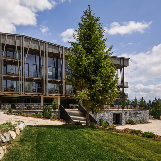 Il tuo hotel in Val Pusteria: Olangerhof Hotel moderno con ampie finestre e balconi in ambiente naturale montano