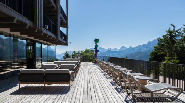 Dein Hotel in Olang: Willkommen im Olangerhof! Terrasse mit Liegestühlen und Sofas mit Bergblick