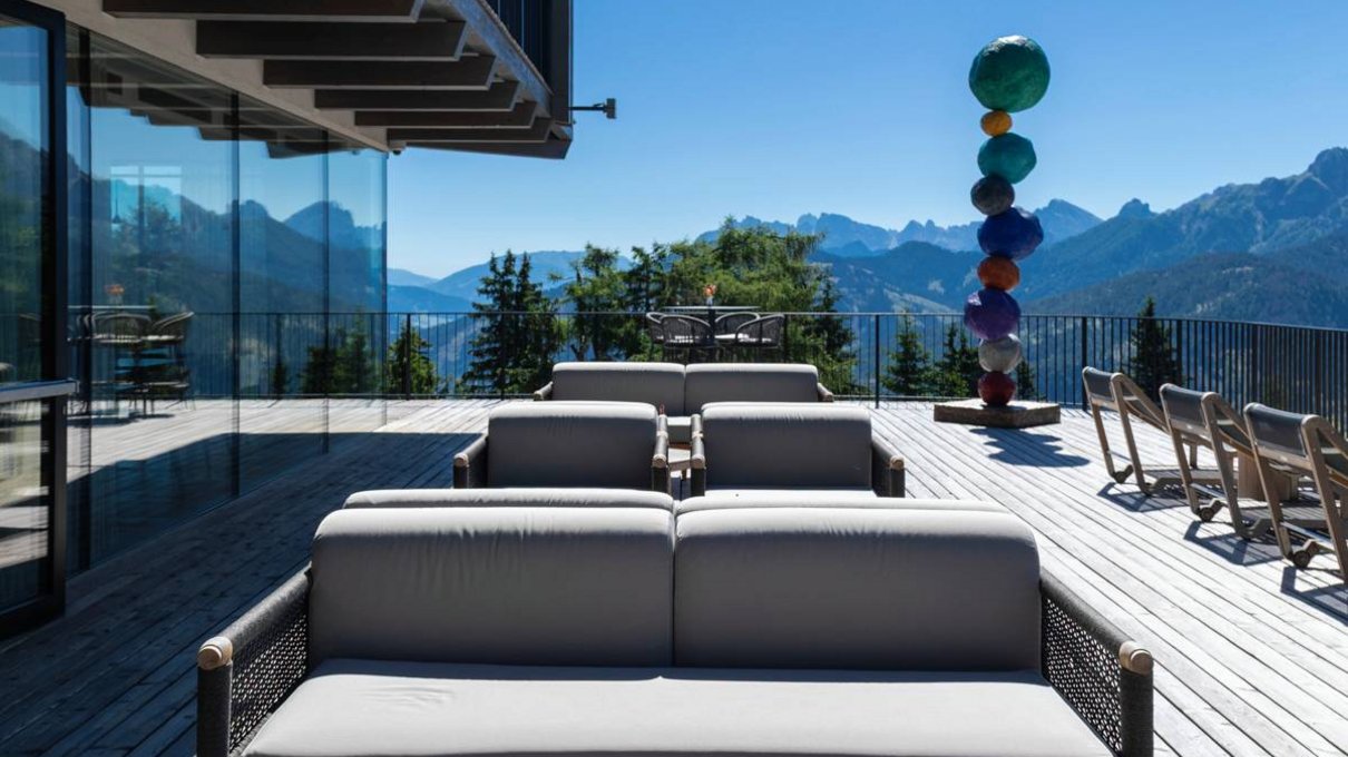 Deine Unterkunft im Pustertal: oh, wow! Terrasse mit grauen Sofas, Holztischen und Bergblick