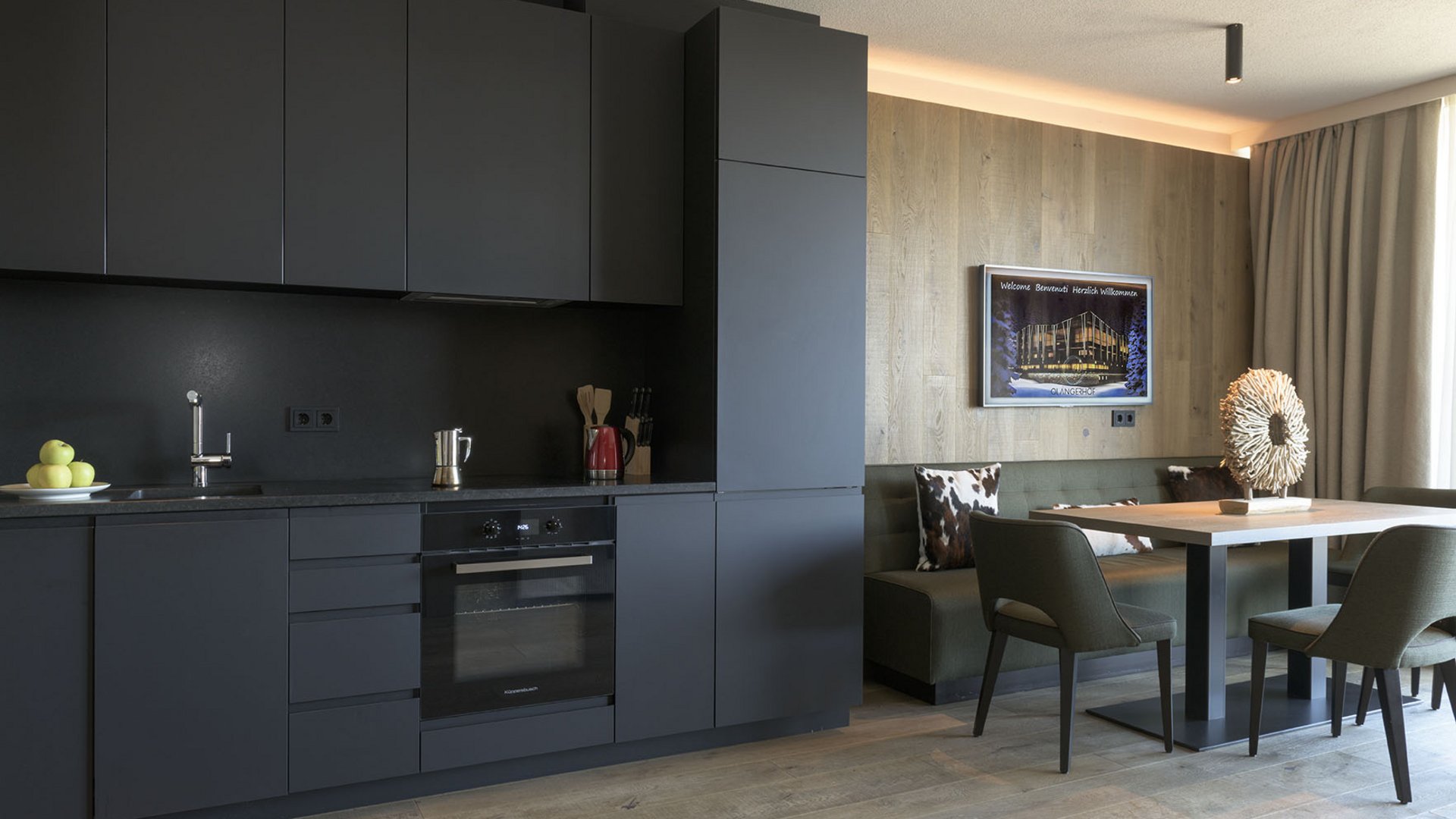 Your hotel in Val Pusteria/Pustertal with half board: oh, comfy Modern black kitchen with dining table and sofa
