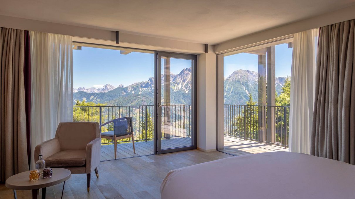 Deine Unterkunft im Pustertal: oh, wow! Zimmer mit Sessel und Balkon mit Bergblick