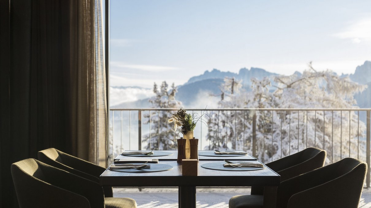 Deine Unterkunft im Pustertal: oh, wow! Esstisch mit Bergblick und Schnee von Balkon aus