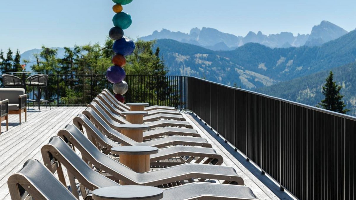 Deine Unterkunft im Pustertal: oh, wow! Liegestühle auf Terrasse mit Bergblick und klarem Himmel