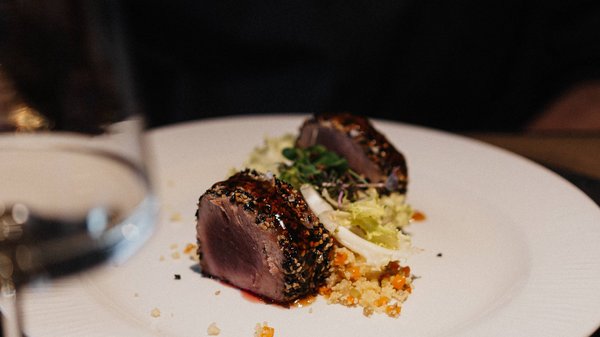 Hotels an der Piste in Südtirol mit Halbpension Stücke von Sesam-umhülltem, kurz gebratenem Thunfisch mit Couscous und Salat