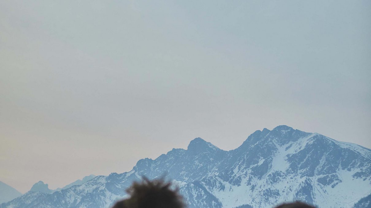 Deine Unterkunft im Pustertal: oh, wow! Zwei Personen in einem Pool mit Blick auf verschneite Berge