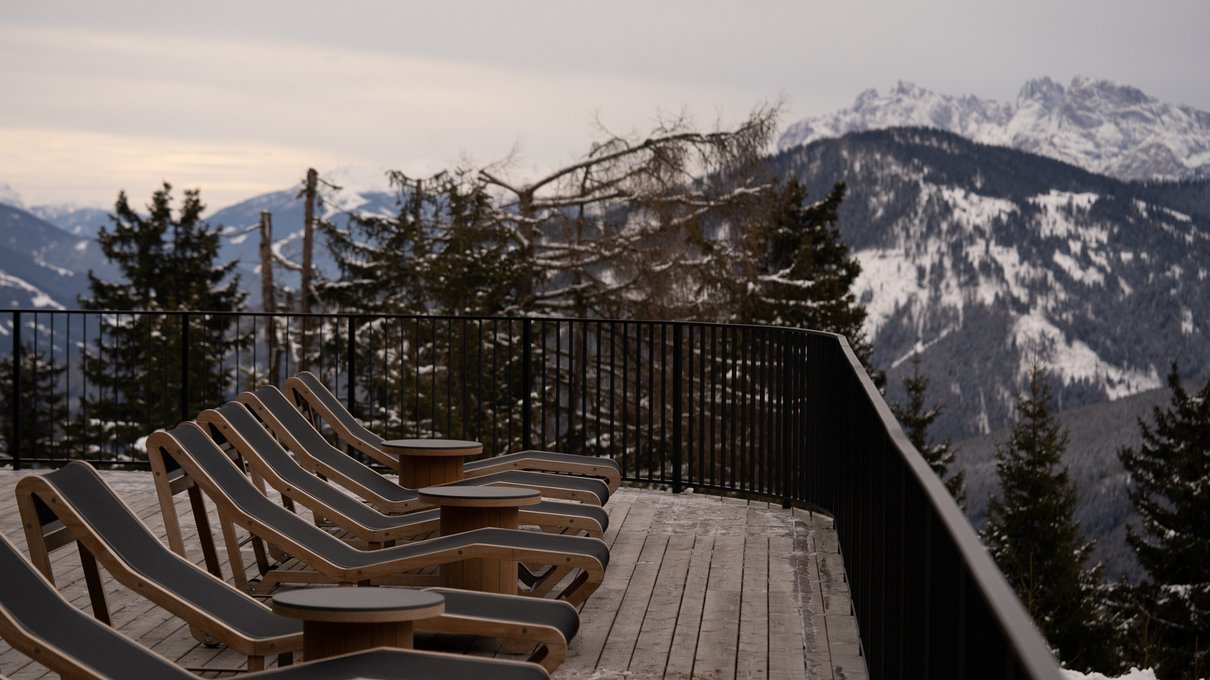Deine Unterkunft im Pustertal: oh, wow! Holzliegestühle auf Terrasse mit Blick auf verschneite Berge