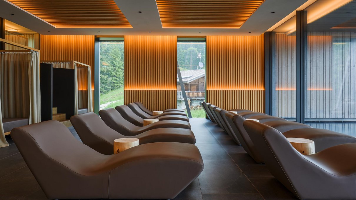 Deine Unterkunft im Pustertal: oh, wow! Ruheraum mit ergonomischen Stühlen und warmer Beleuchtung in modernem Spa