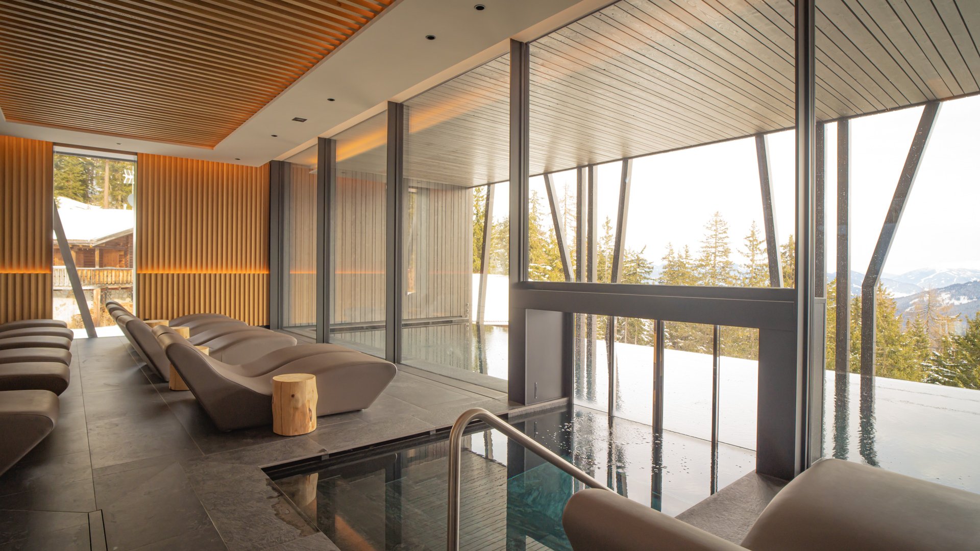 Dein Wellnesshotel am Kronplatz: Olangerhof Moderne Spa mit Whirlpool und Panoramablick auf verschneite Berge