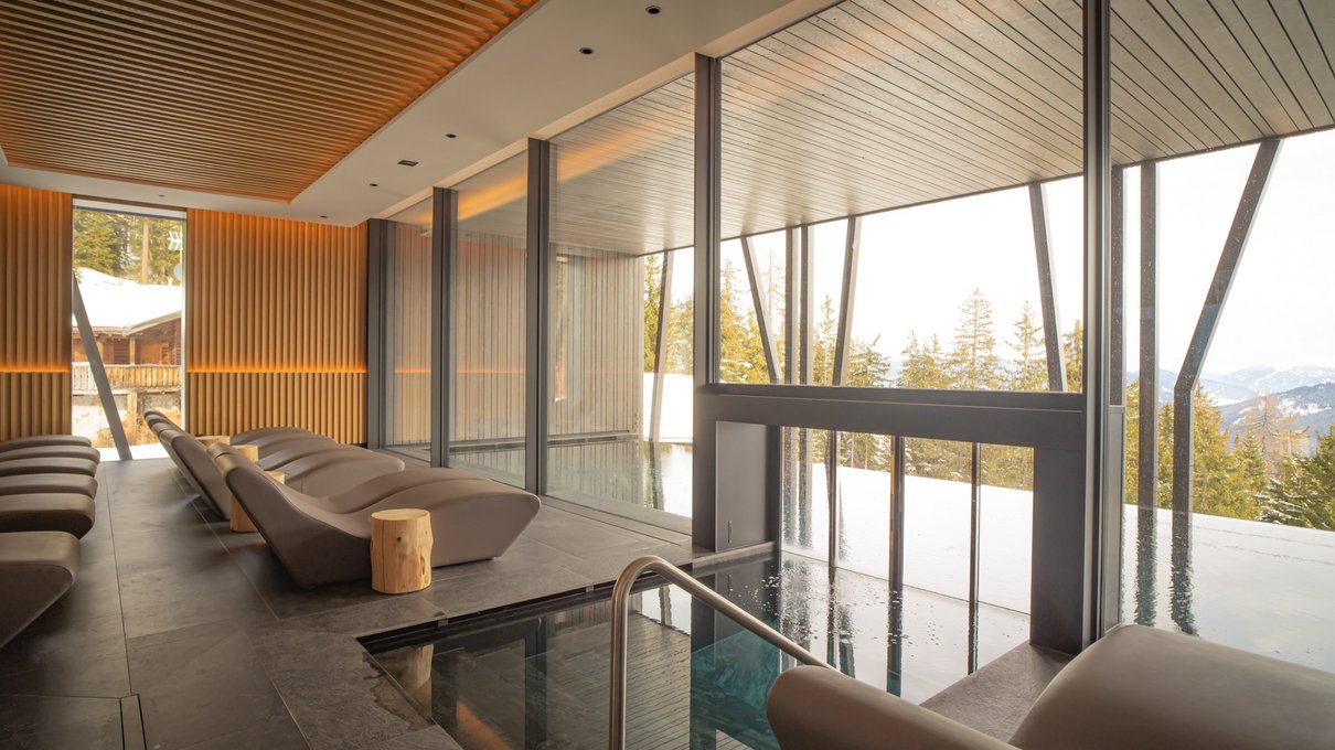 Il tuo alloggio in Val Pusteria: rifatti gli occhi! Spa moderna con vasca idromassaggio e vista panoramica sulla montagna innevata