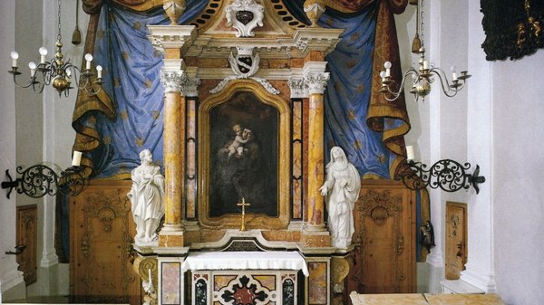 Olang: Wandern, Kunst und Kultur Innenansicht einer Kapelle mit verziertem Altar, Statuen und blauen und roten Draperien