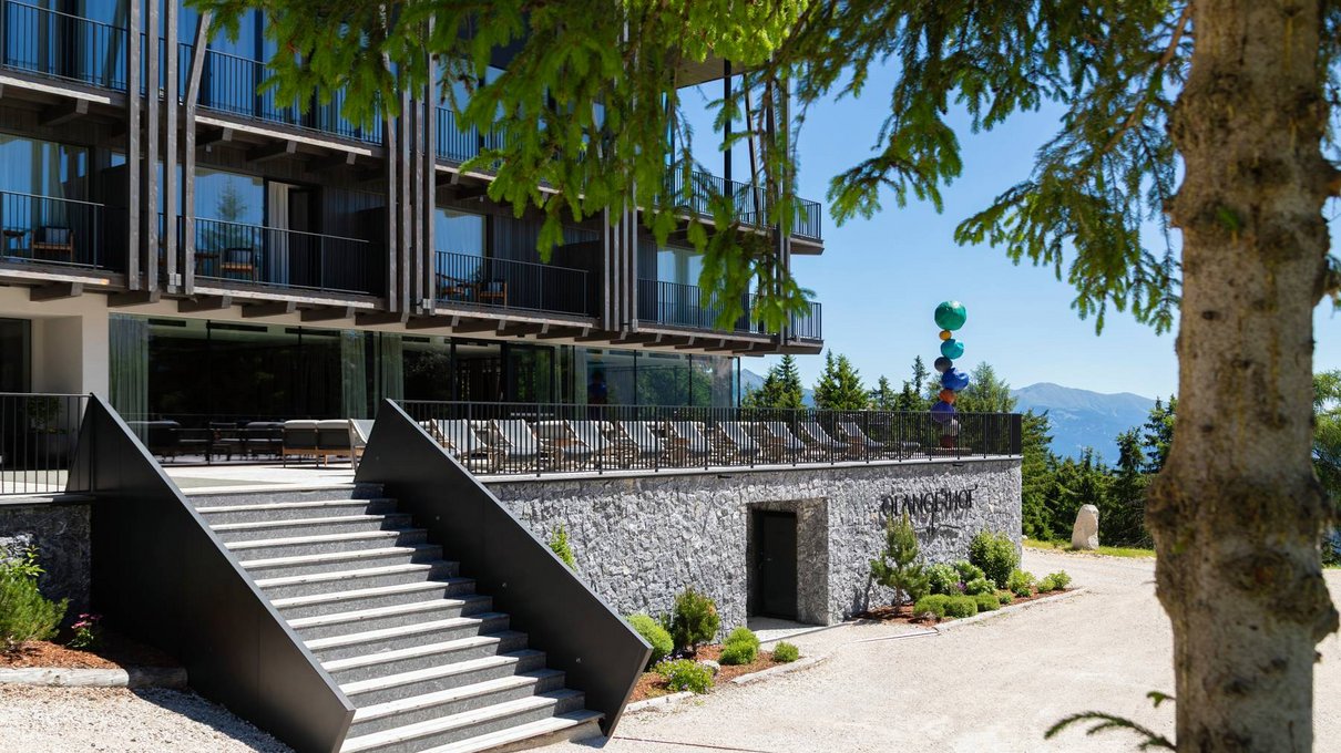 Deine Unterkunft im Pustertal: oh, wow! Fassade eines modernen Hotels mit Treppe und Bergblick