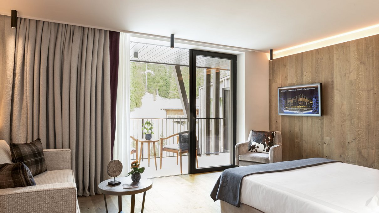 Deine Unterkunft im Pustertal: oh, wow! Modernes Hotelzimmer mit Balkon und hellen Holzmöbeln