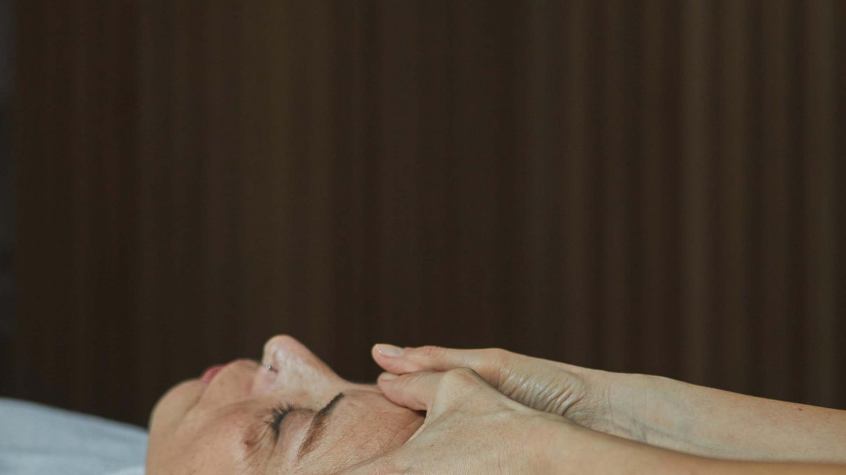 Deine Unterkunft im Pustertal: oh, wow! Frau erhält eine Kopfmassage, liegt entspannt mit geschlossenen Augen