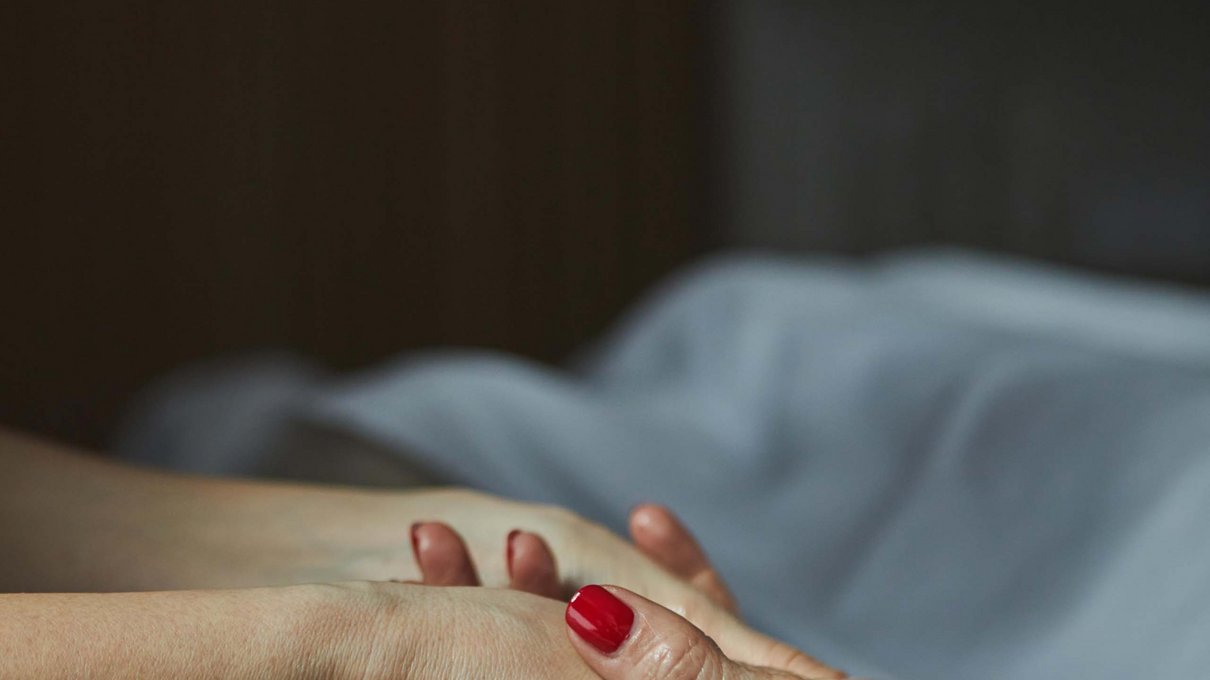 Deine Unterkunft im Pustertal: oh, wow! Zwei Personen halten im unscharfen Hintergrund Hände