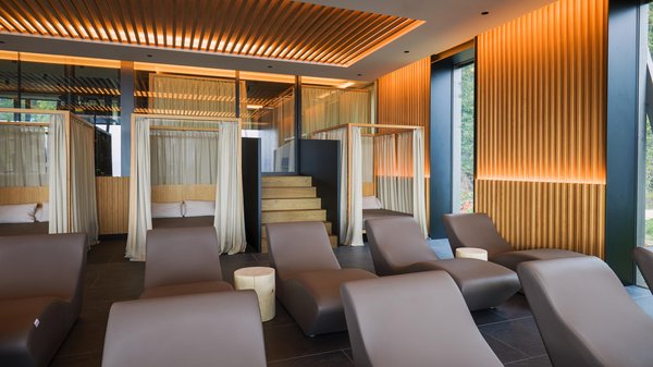 Dein Wellnesshotel am Kronplatz: Olangerhof Moderner Spa-Innenraum mit Liegestühlen und Kabinen mit Vorhängen