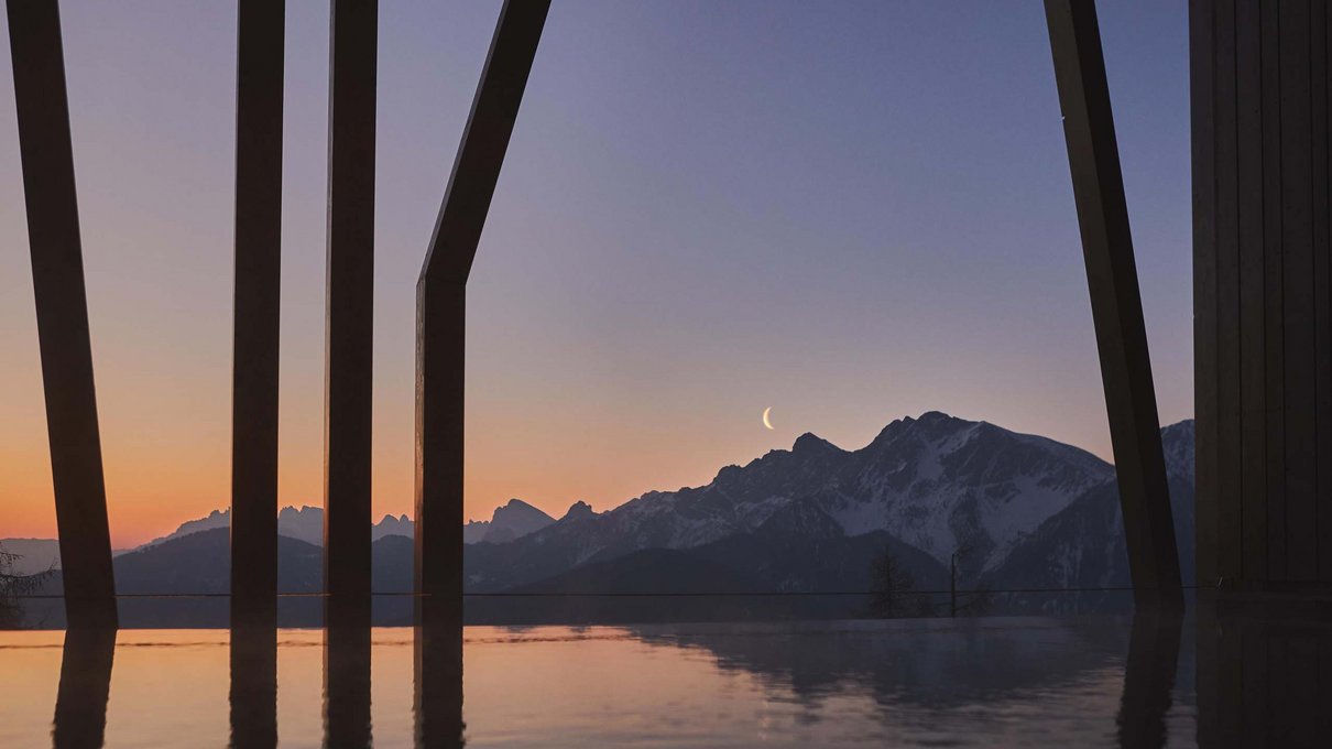 Deine Unterkunft im Pustertal: oh, wow! Verschneite Berge bei Sonnenuntergang mit Sichelmond und Wasserreflexionen