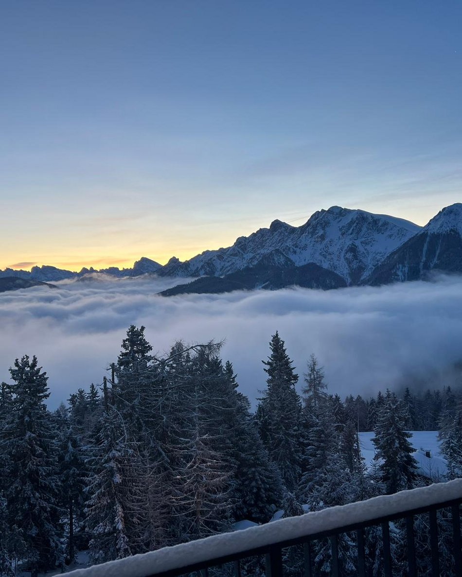 Olang in Südtirol: Wanderungen Verschneite Berge und Wald bei Sonnenuntergang mit Nebel