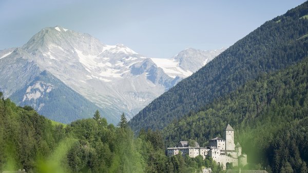 Olang: Wandern, Kunst und Kultur Historische Burg zwischen grünen Bergen und verschneiten Gipfeln