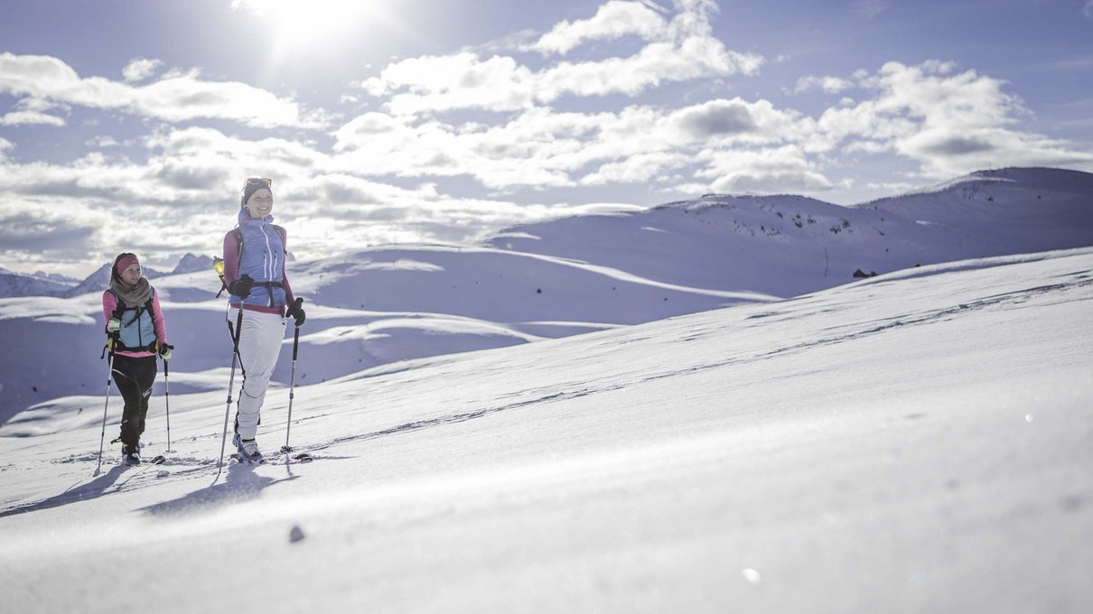 Deine Unterkunft im Pustertal: oh, wow! Zwei Frauen beim Skitourengehen auf einem schneebedeckten Berg