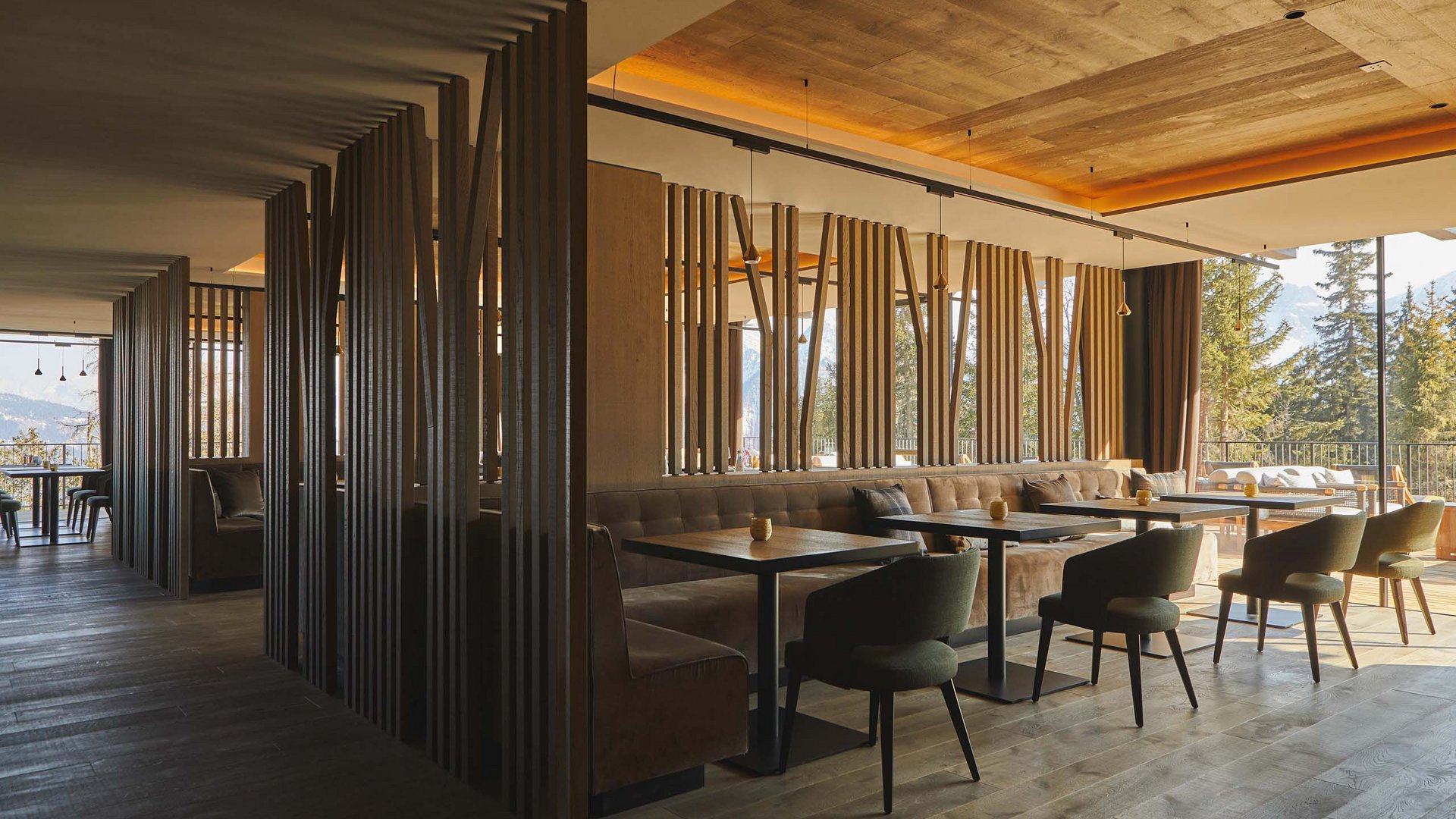 Hotel near Plan de Corones/Kronplatz: more flavour! Modern restaurant interior with wooden partitions and view of outdoor trees