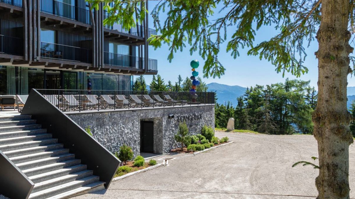Deine Unterkunft im Pustertal: oh, wow! Modernes Hotel mit Außentreppe in sonniger Berglandschaft