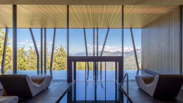 Dein Hotel in Olang: Willkommen im Olangerhof! Spa mit Hallenbad und Panoramablick auf die Berge