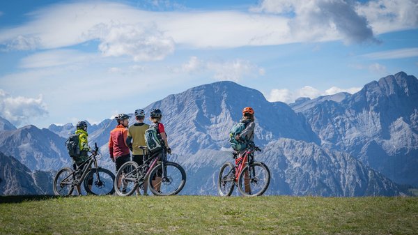 Dein Hotel in Olang: Willkommen im Olangerhof! Gruppe von Radfahrern in den Bergen, die die Landschaft betrachten