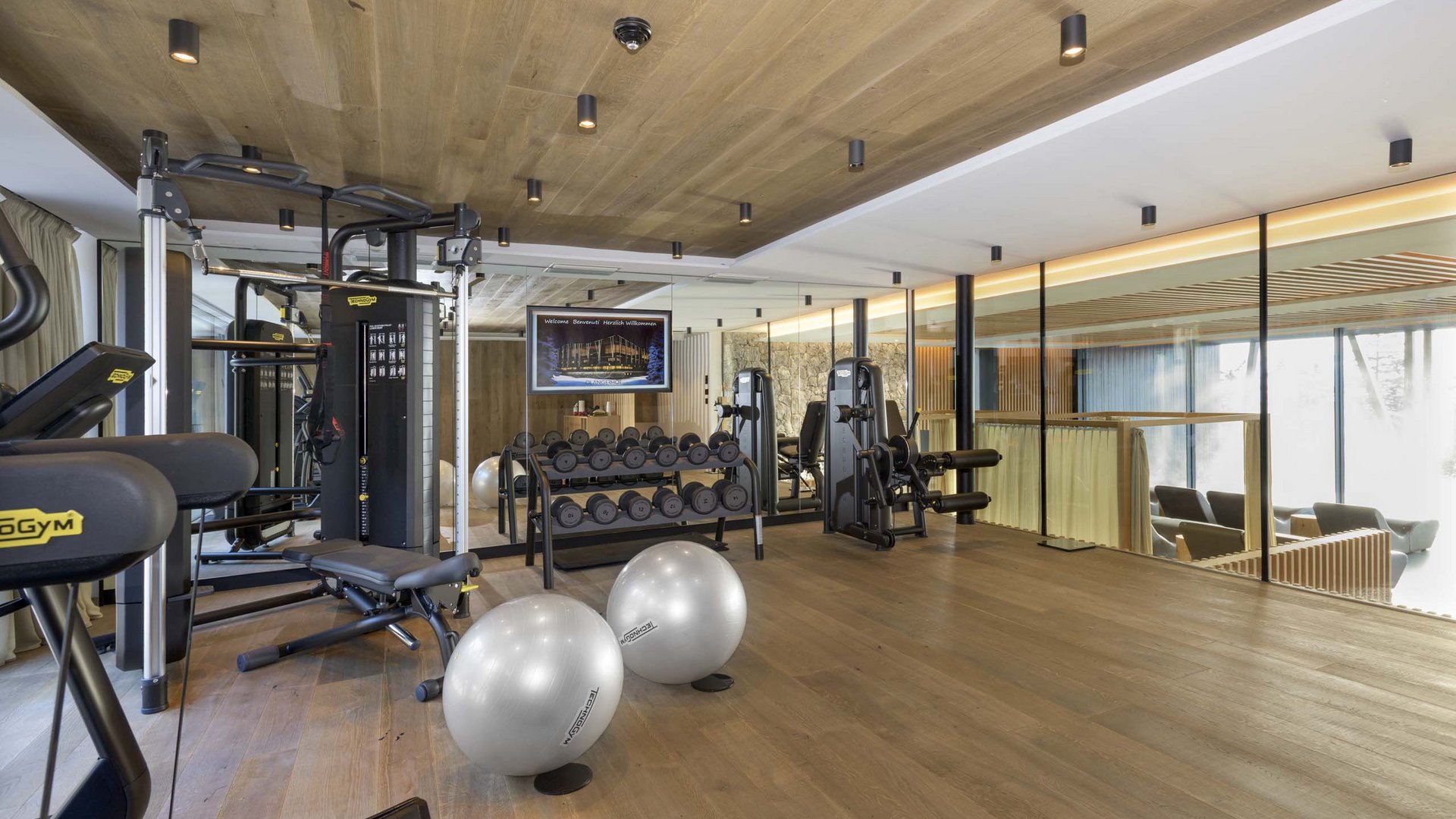 Kronplatz/Südtirol: Hotels Moderner Fitnessraum mit Trainingsgeräten und silbernen Gymnastikbällen
