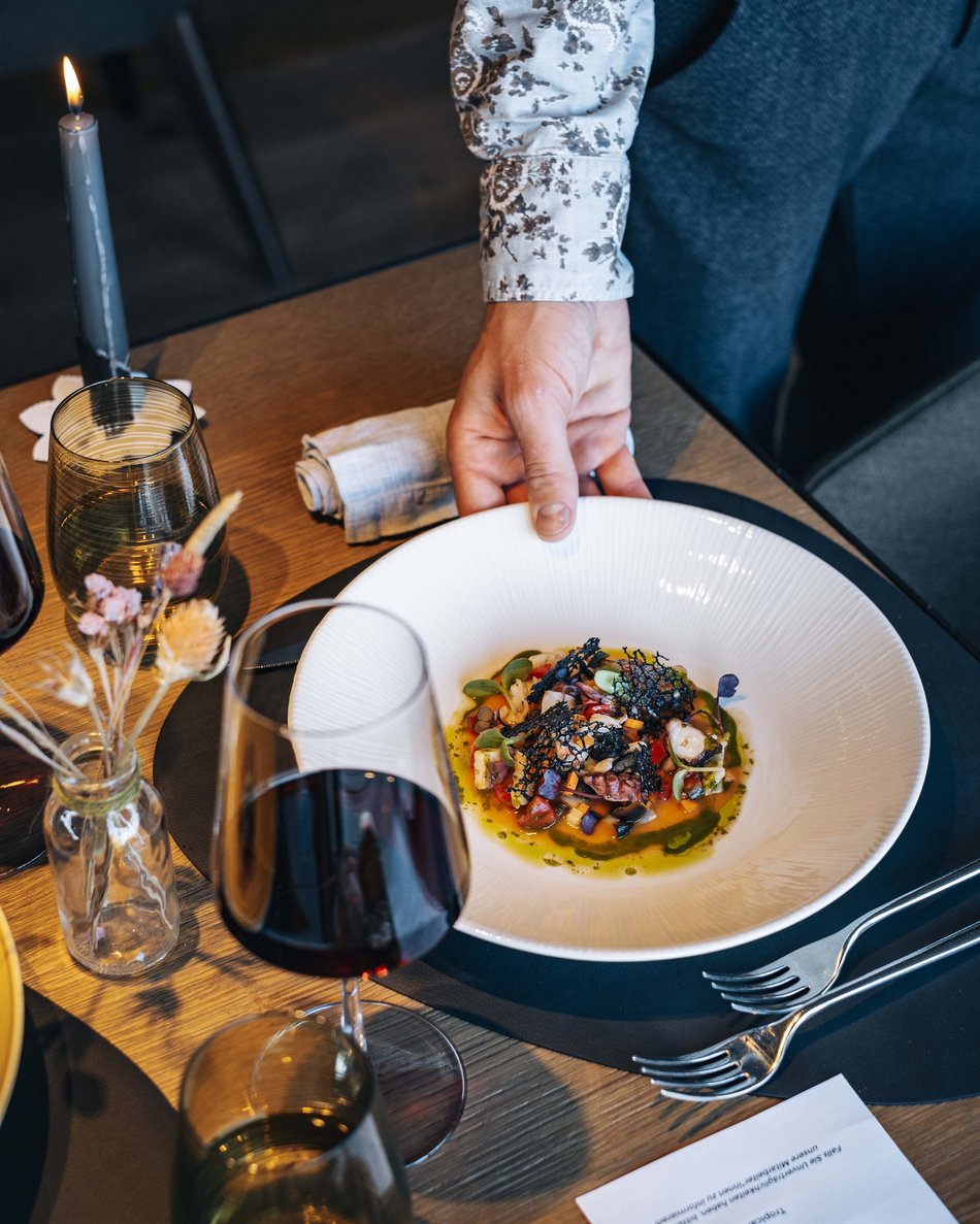 Firmenevents, Tagungen, Teambuilding und mehr Gourmetgericht auf Tisch mit Rotweinglas und brennender Kerze