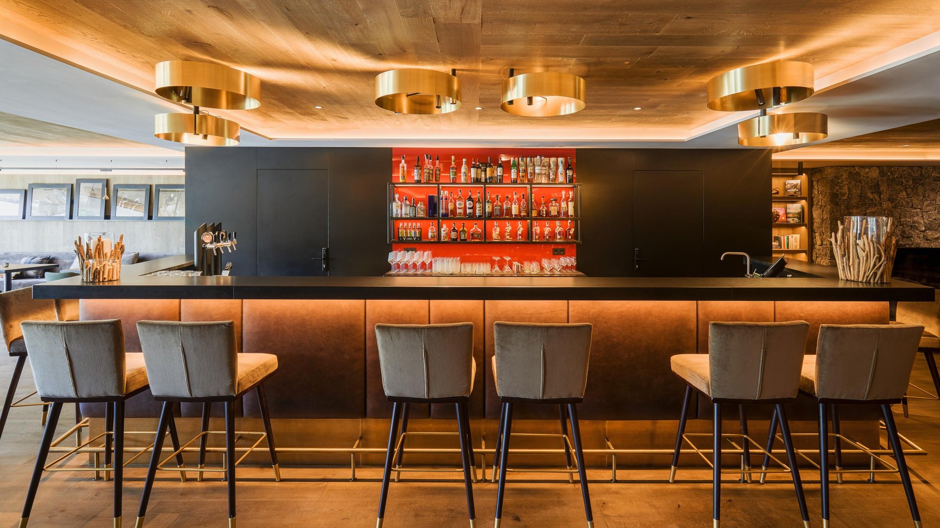 Hotel near Plan de Corones/Kronplatz: more flavour! Modern bar counter with high stools and warm lighting