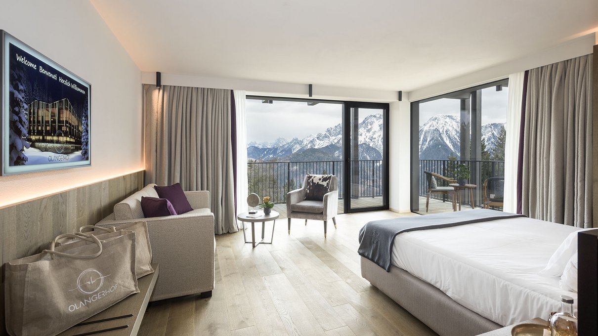 Deine Unterkunft im Pustertal: oh, wow! Modernes Hotelzimmer mit Blick auf verschneite Berge